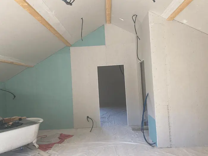 Travaux de plâtrerie Réalisation de tous travaux de plâtrerie pour des murs et plafonds aux finitions impeccables. Nous assurons une surface lisse et parfaite, prête à recevoir peinture ou décoration.
