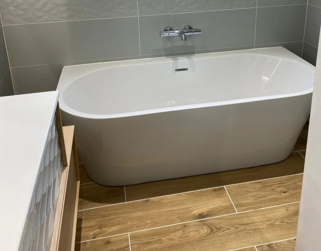 Réalisation de baignoires Conception et installation de baignoires sur mesure pour un confort optimal et un aménagement personnalisé de votre salle de bain.